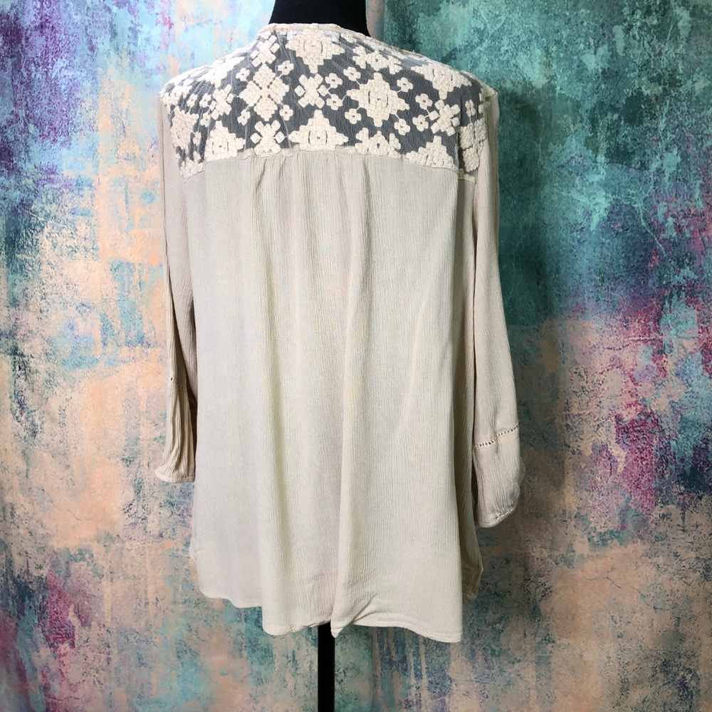 πJohn Paul Richard Beautiful Ivory Lace Top - Picture 2 of 8